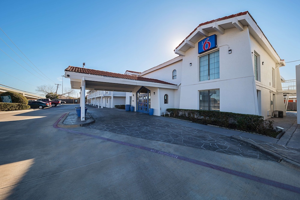 Motel6 Grand Prairie, TX - Interstate 30 44/51