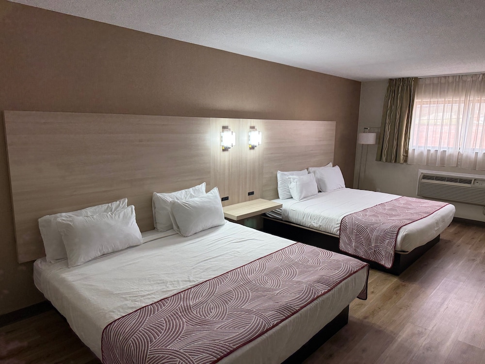 The Floral Park Motor Lodge 24/56