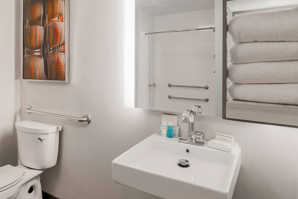 Hampton Inn & Suites Windsor - Sonoma Wine Country 10/40