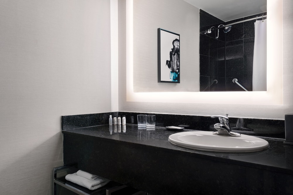 جناح جونيور بسرير كينج بغرفة نوم واحدة مع أريكة لذوي الإعاقة، Delta by Marriott Hotels Woodbridge 2/2