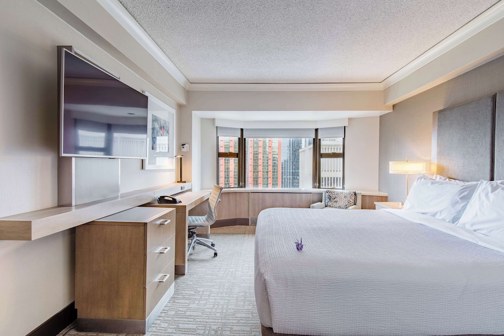 ROOM, KING BED