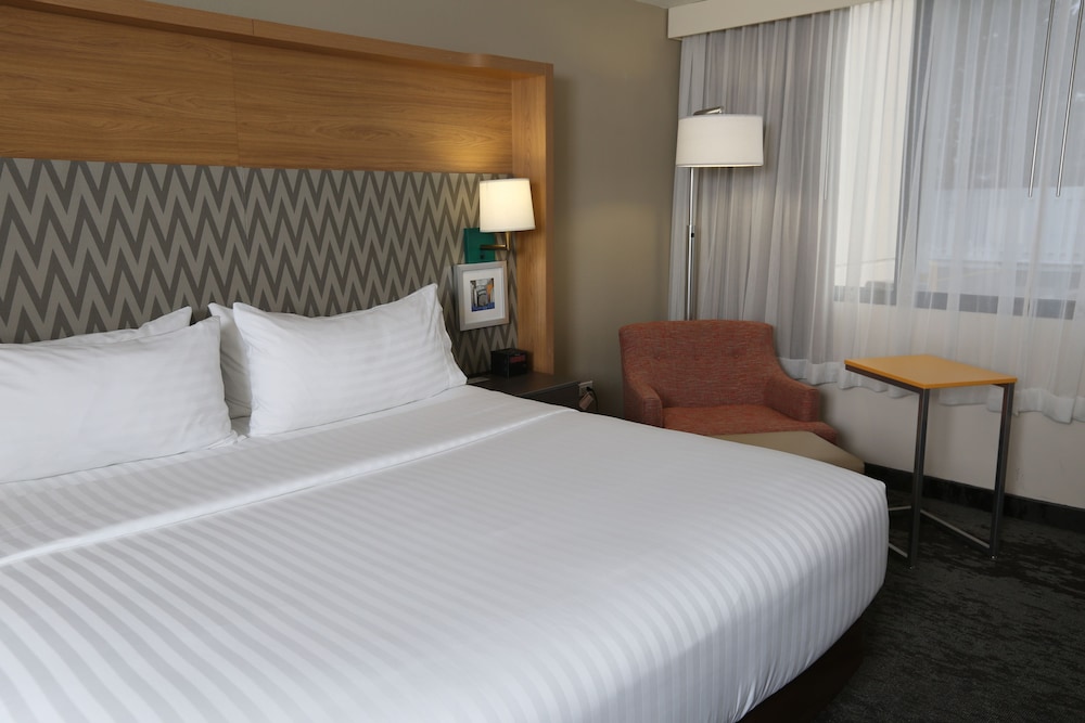 Holiday Inn & Suites Chicago North Shore (Skokie) 10/55