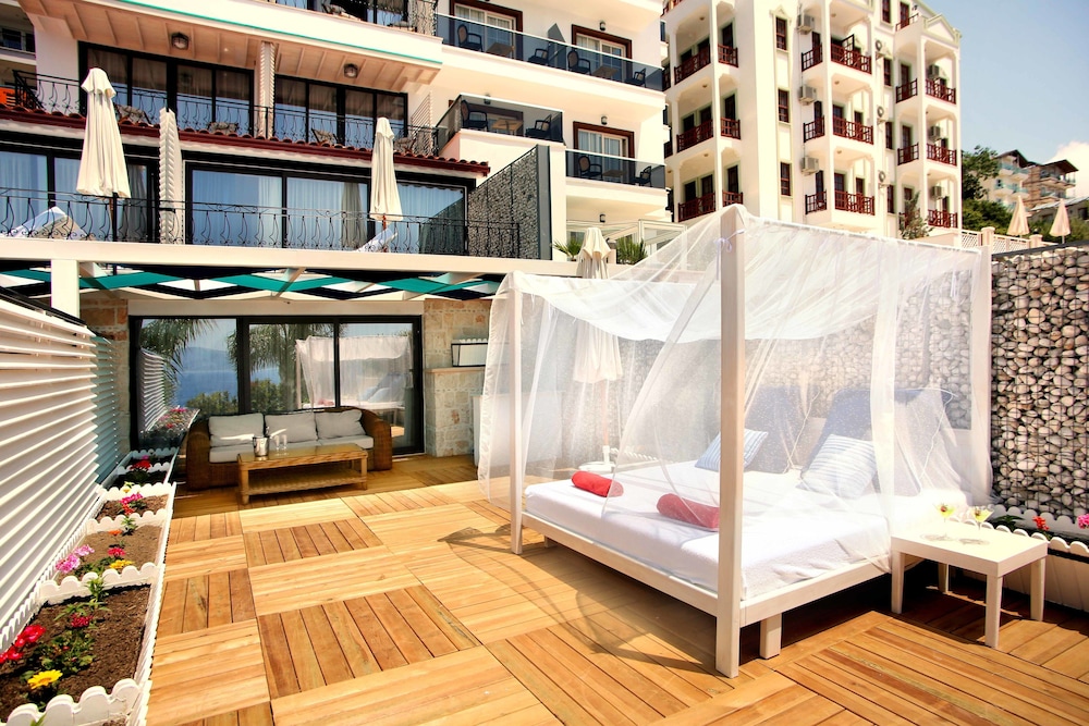 Nur Beach Hotel 12/41