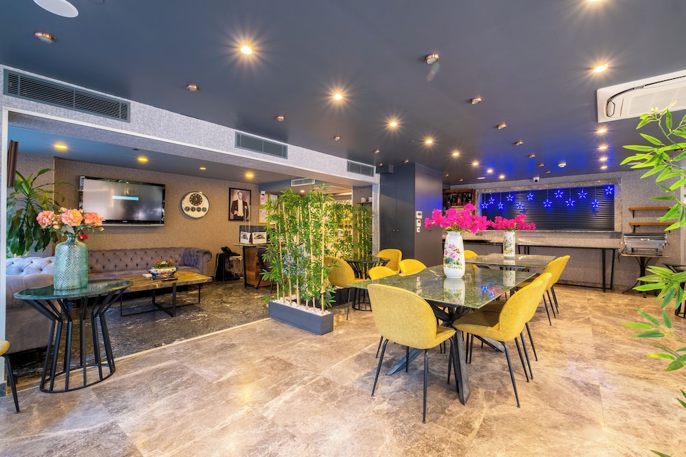 La Wisteria Boutique Hotel 61/66