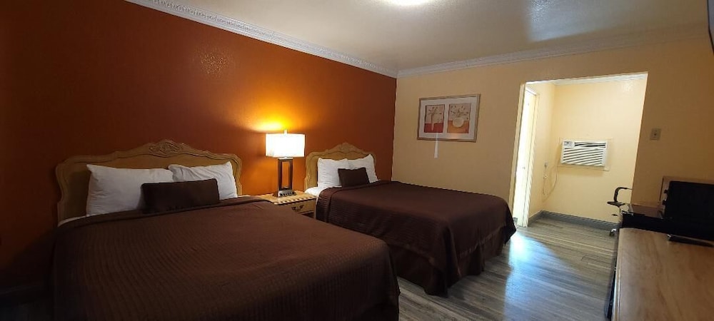Room, 2 Queen Beds, Private Bathroom