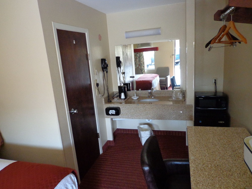Economy Inn Express Warren 44/47