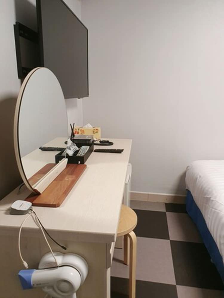 PEANUT HOTEL 51/61