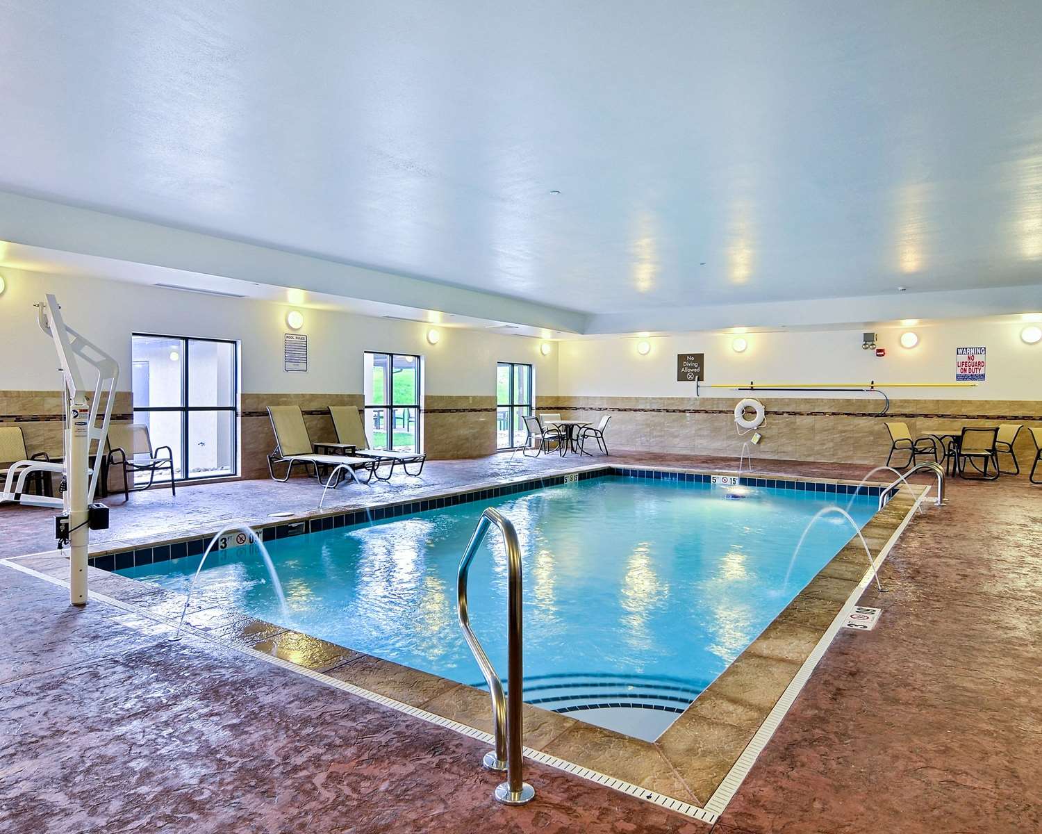 Comfort Suites Uniontown, PA 8/44