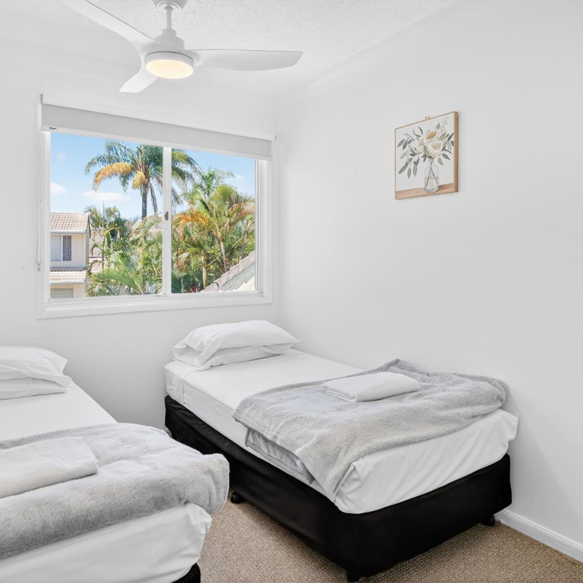 3 Bedrooms, Town House, Water Front