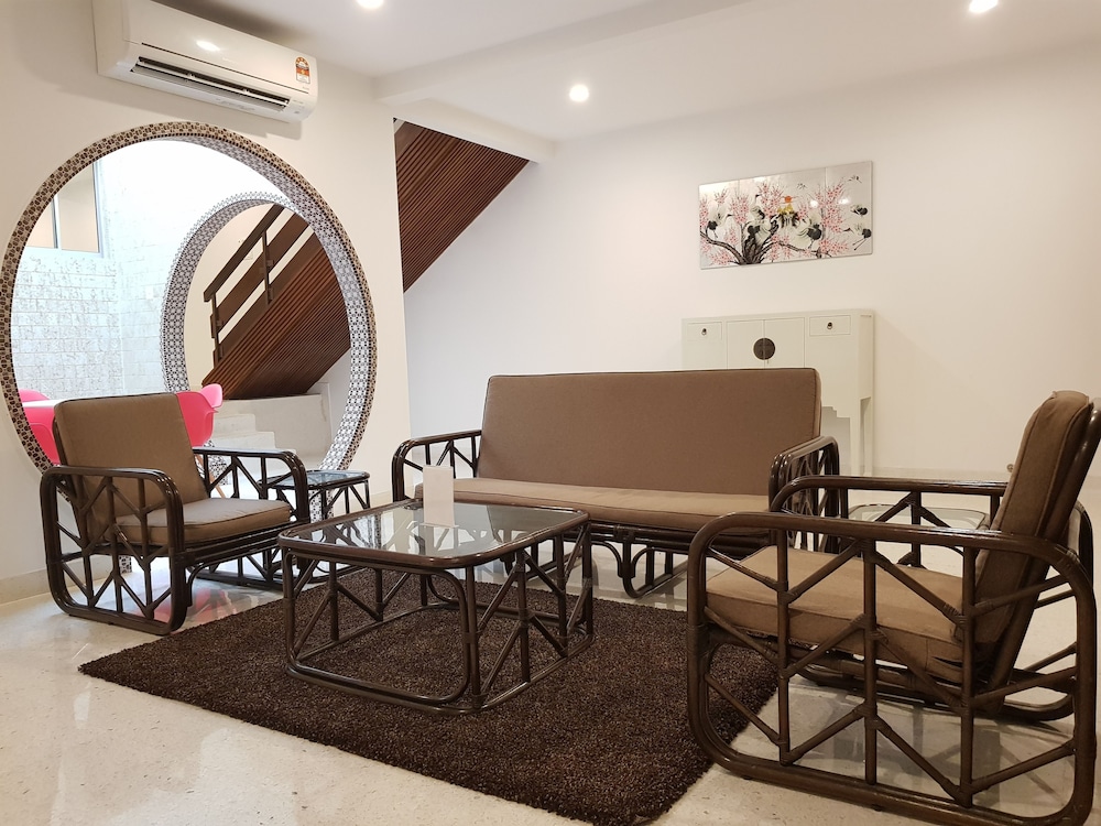 Heeren Straits Hotel 64/75