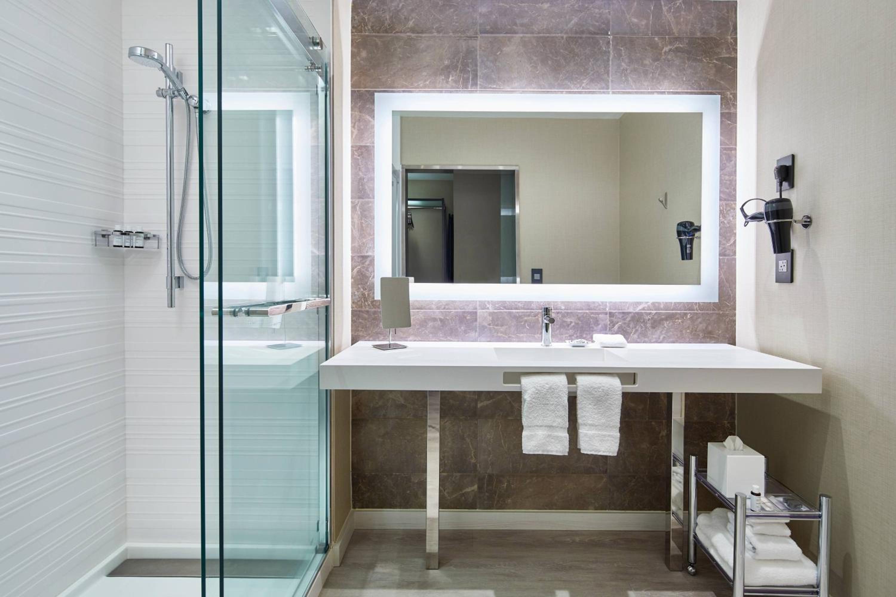 غرفة بسرير كينج بإطلالة على المدينة بشرفة مع أريكة، AC Hotel by Marriott Greenville 5/6