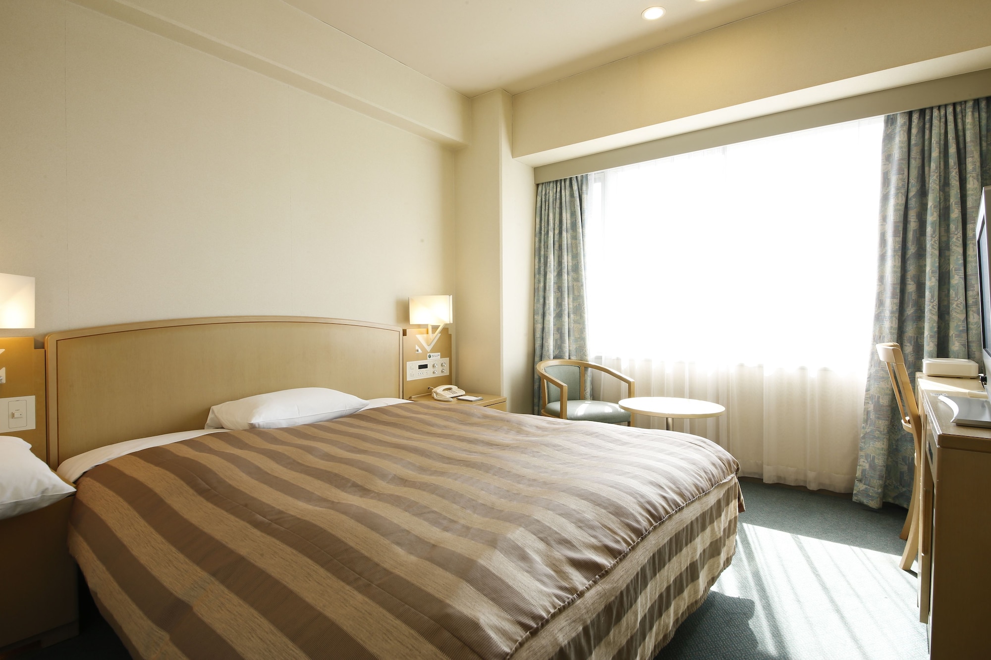 STANDARD, DOUBLE BED, CITY VIEW