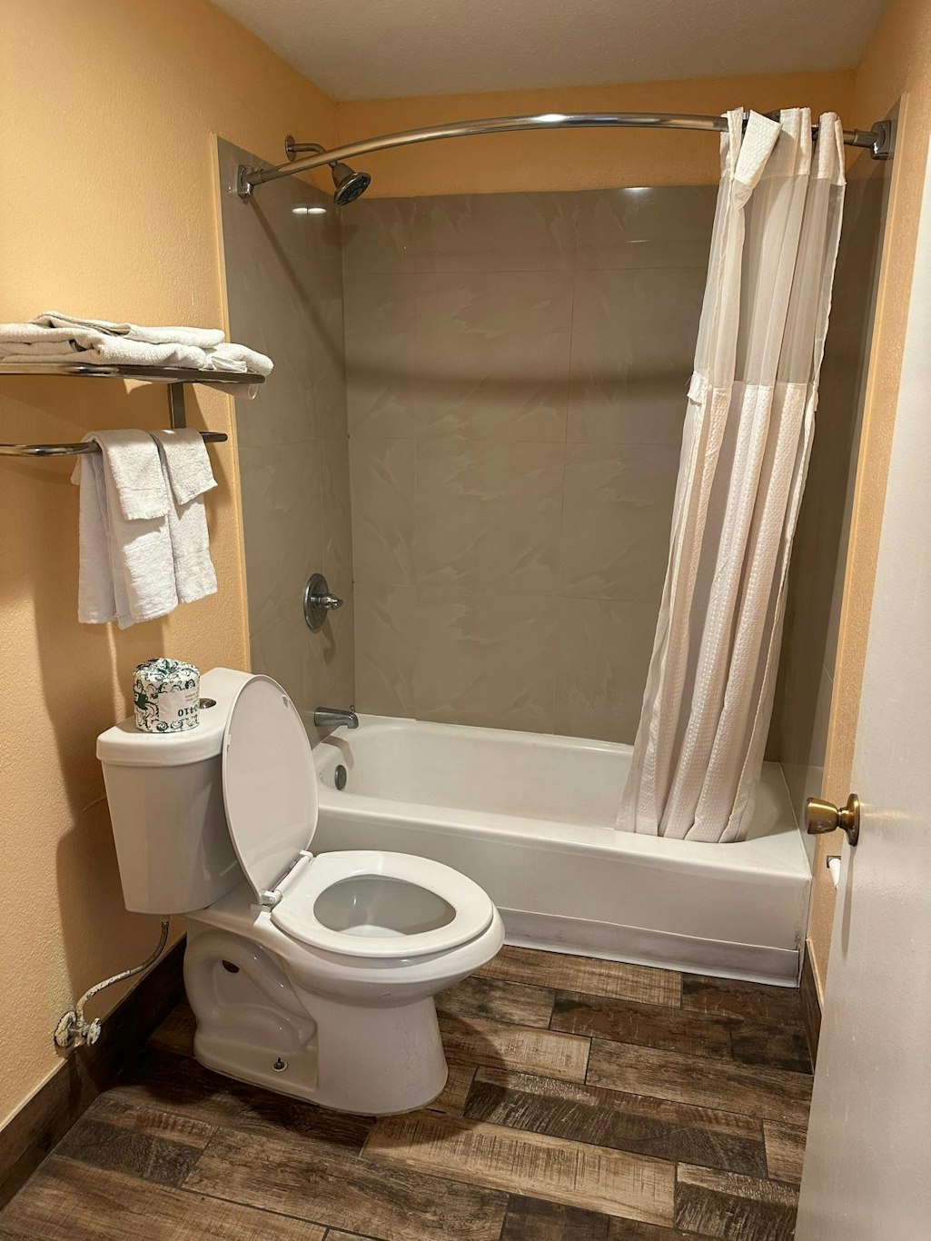 غرفة بسريرين كوين مع أريكة، Stay Inn by OYO Near I 80 Lincoln West 2/2