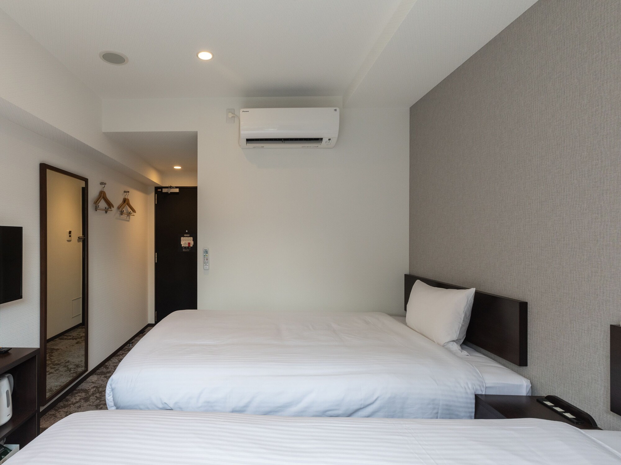 ROOM, TWIN BEDS