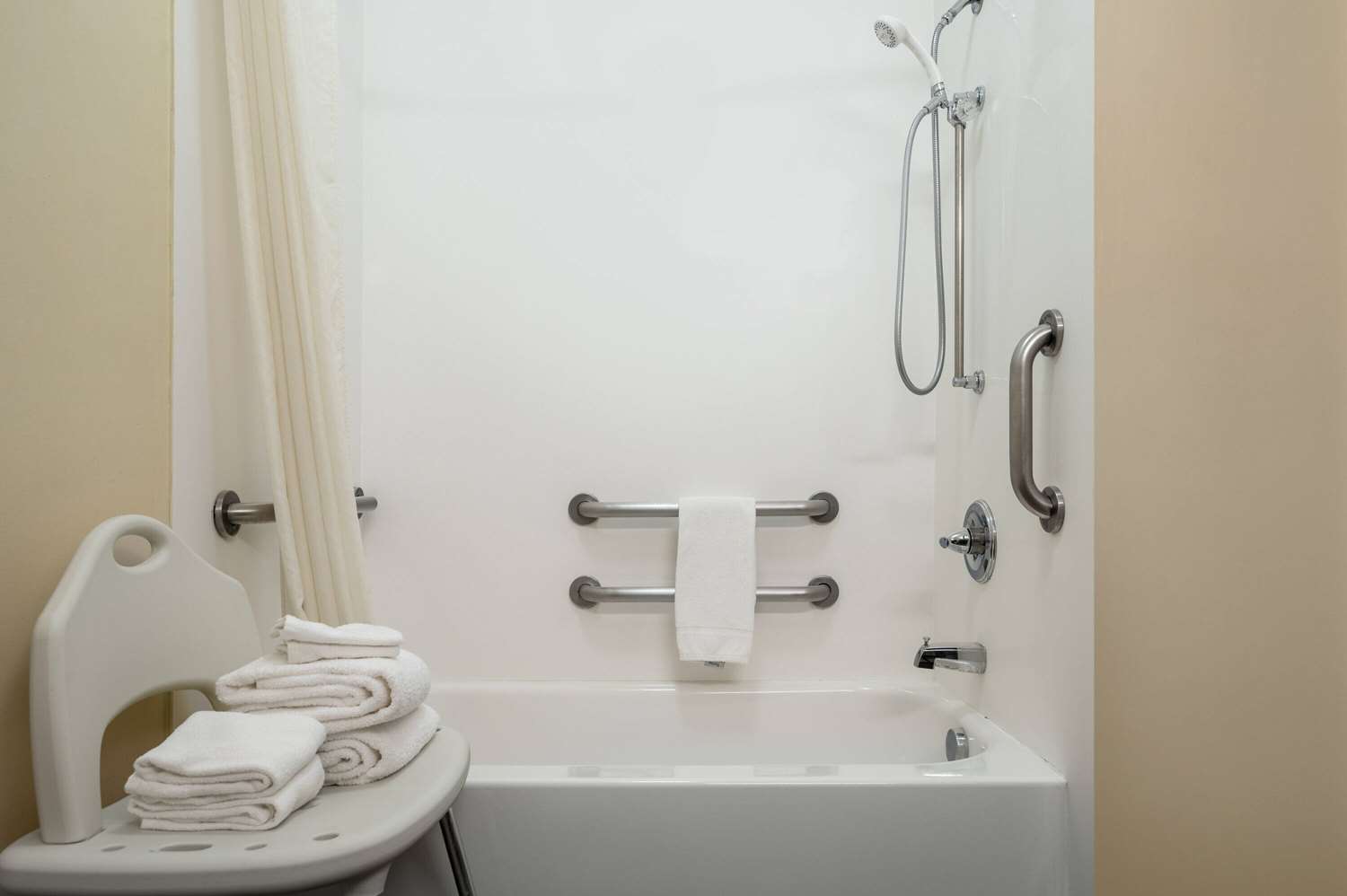 Super 8 By Wyndham Columbus West 23/24