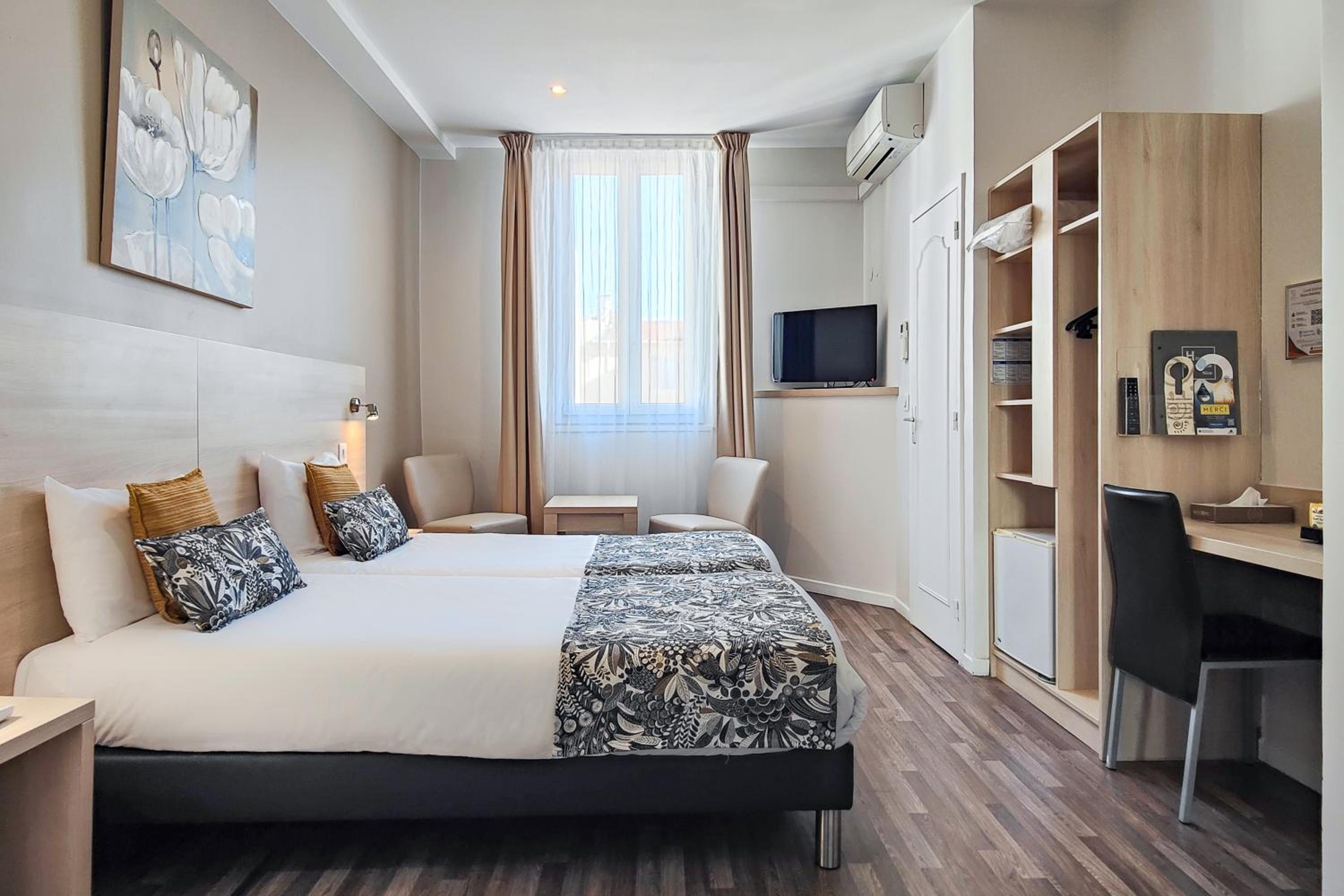 ROOM, TWIN BEDS