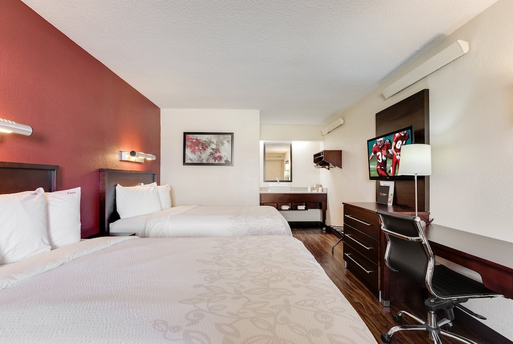 Super 8 by Wyndham Deerfield/Northbrook 7/23