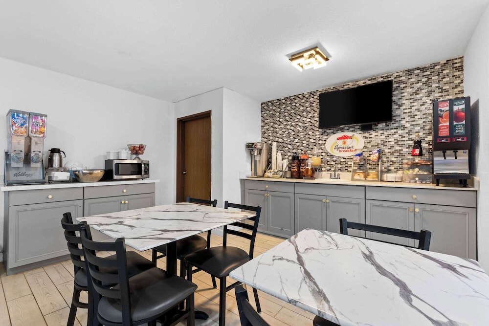 Super 8 by Wyndham Elizabethtown 46/61