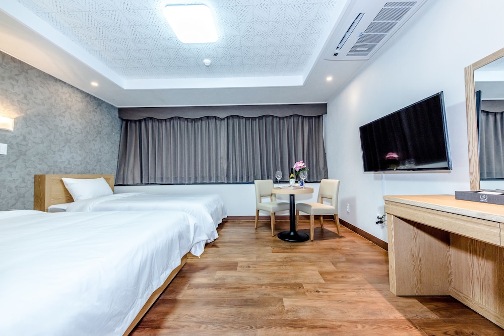 Leslie Hotel 14/42