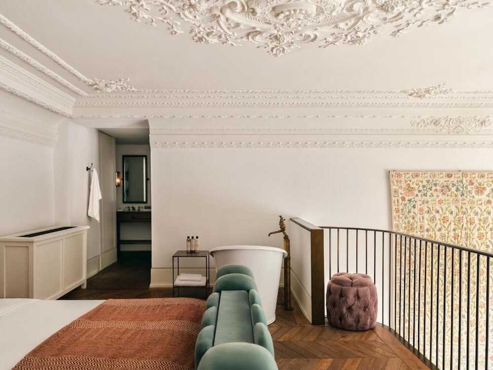 Mezzanine, King Bed, Large