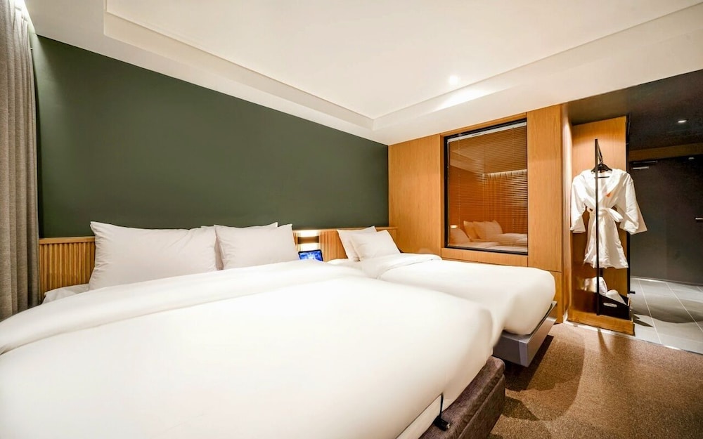 Deluxe, 1 Queen and 1 Single Bed, Light View, Bathtub