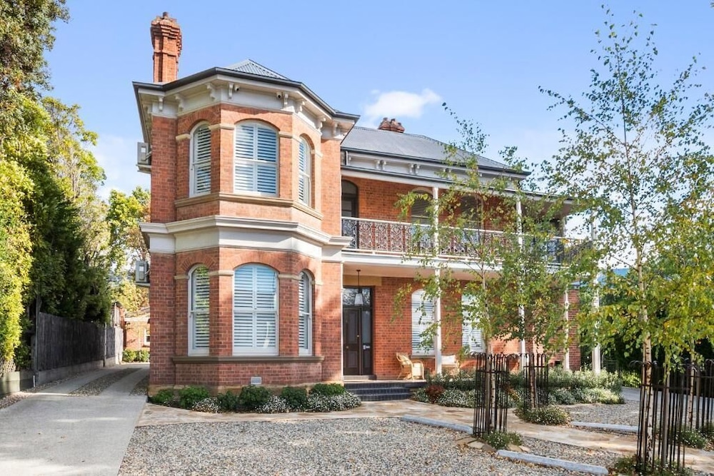 AMBERLEY HOUSE 2/50