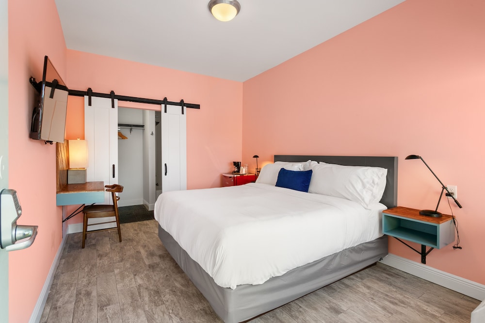 ROOM, KING BED, NO PARKING
