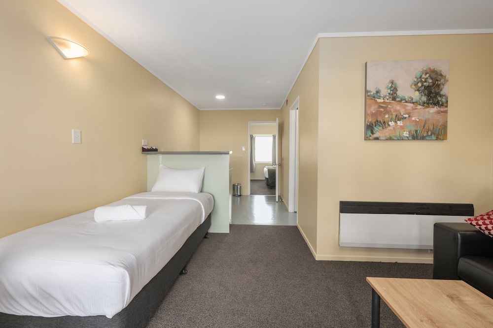 Upstairs, Family, 1 Double and 1 Single Bed, Fenton Court Motel 3/5