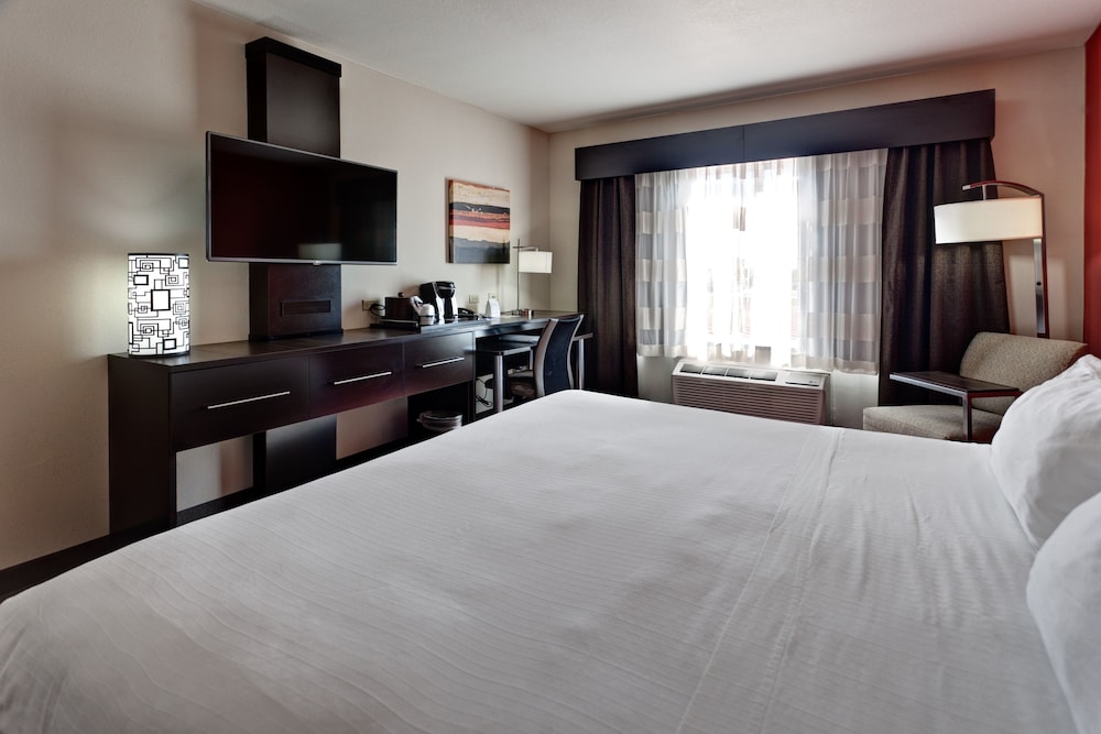 Holiday Inn Express & Suites Wichita Northwest Maize K-96 16/43
