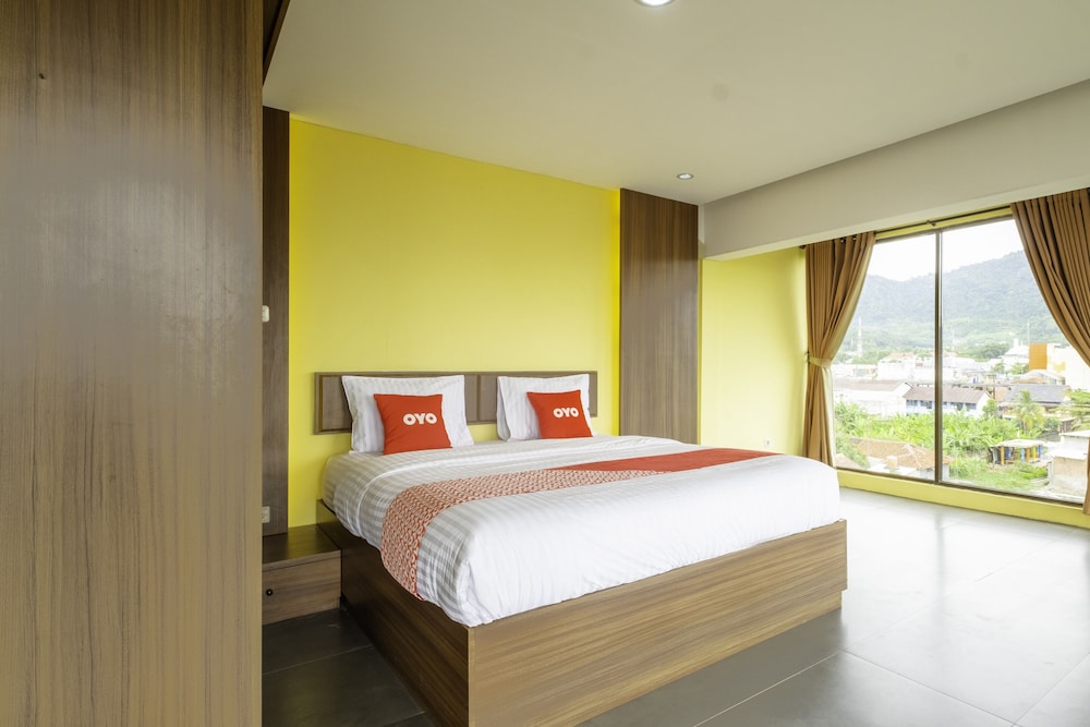 Capital O 1973 Hotel Toserba Selamat Syariah Pelabuhan Ratu 12/22