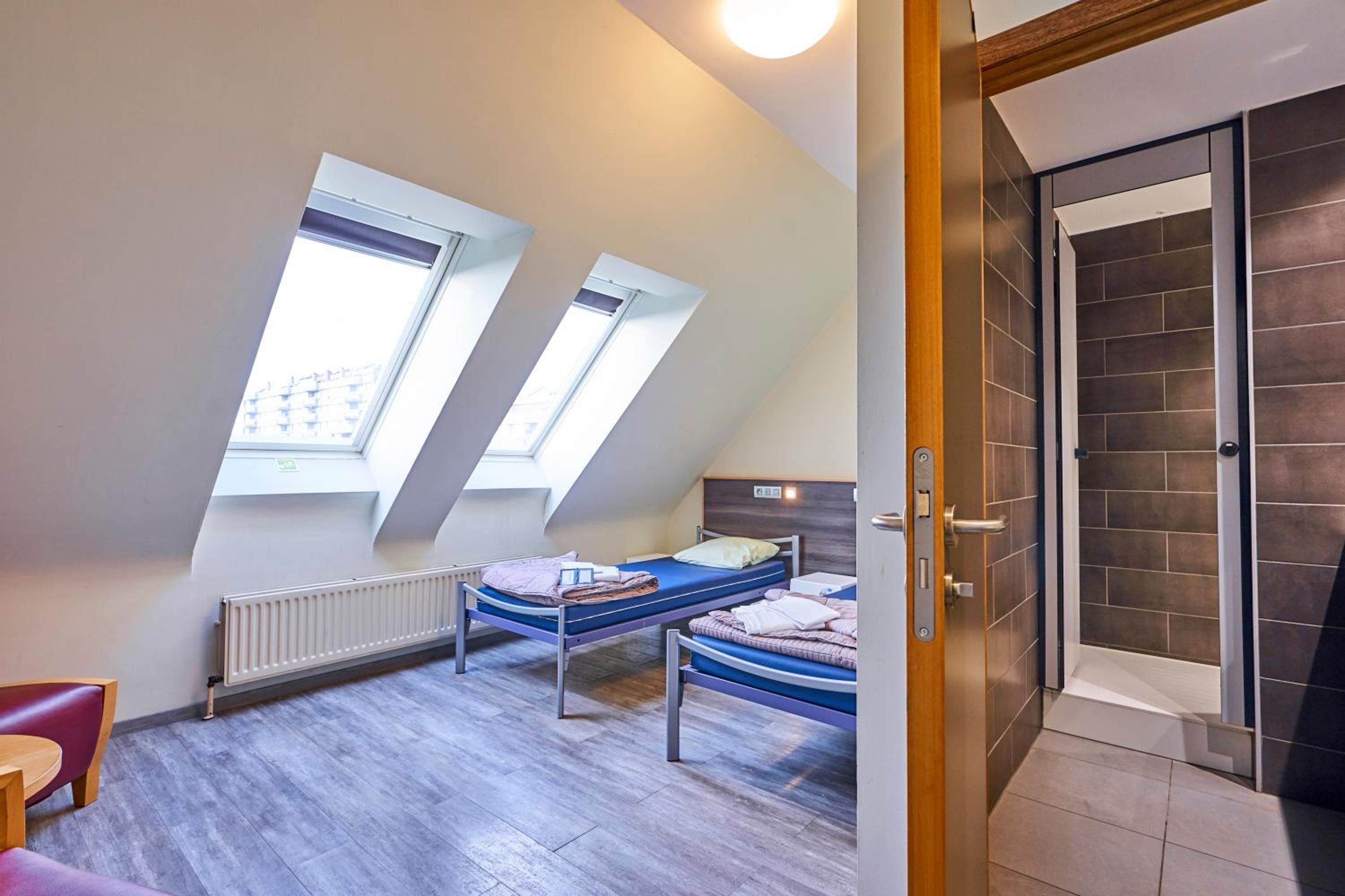 Generation Europe Youth Hostel 25/50