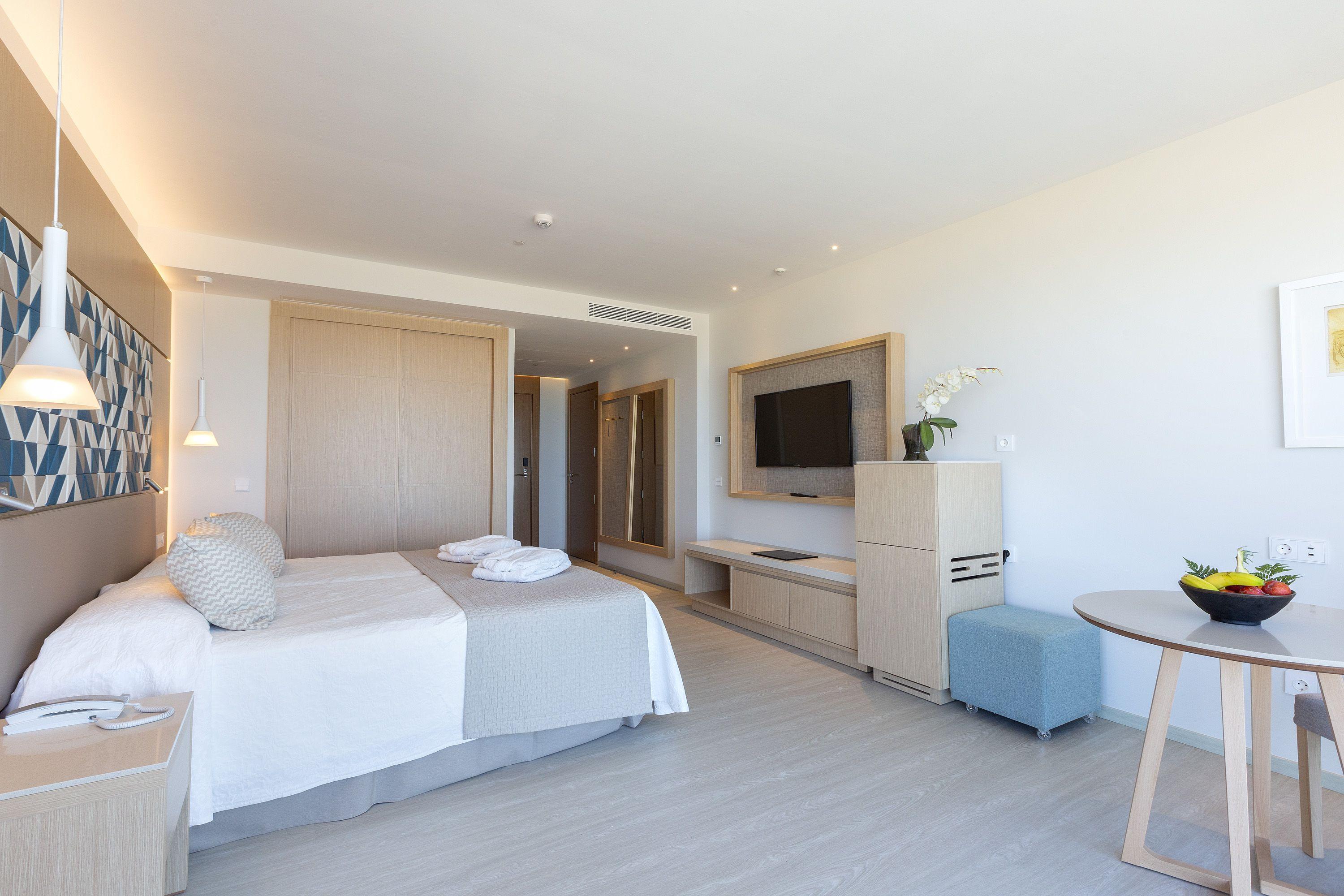 Standard, Side Sea View, Balcony or Terrace