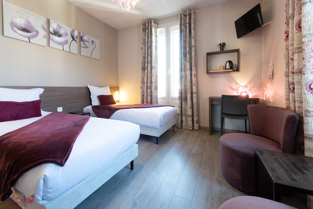 ROOM, TWIN BEDS