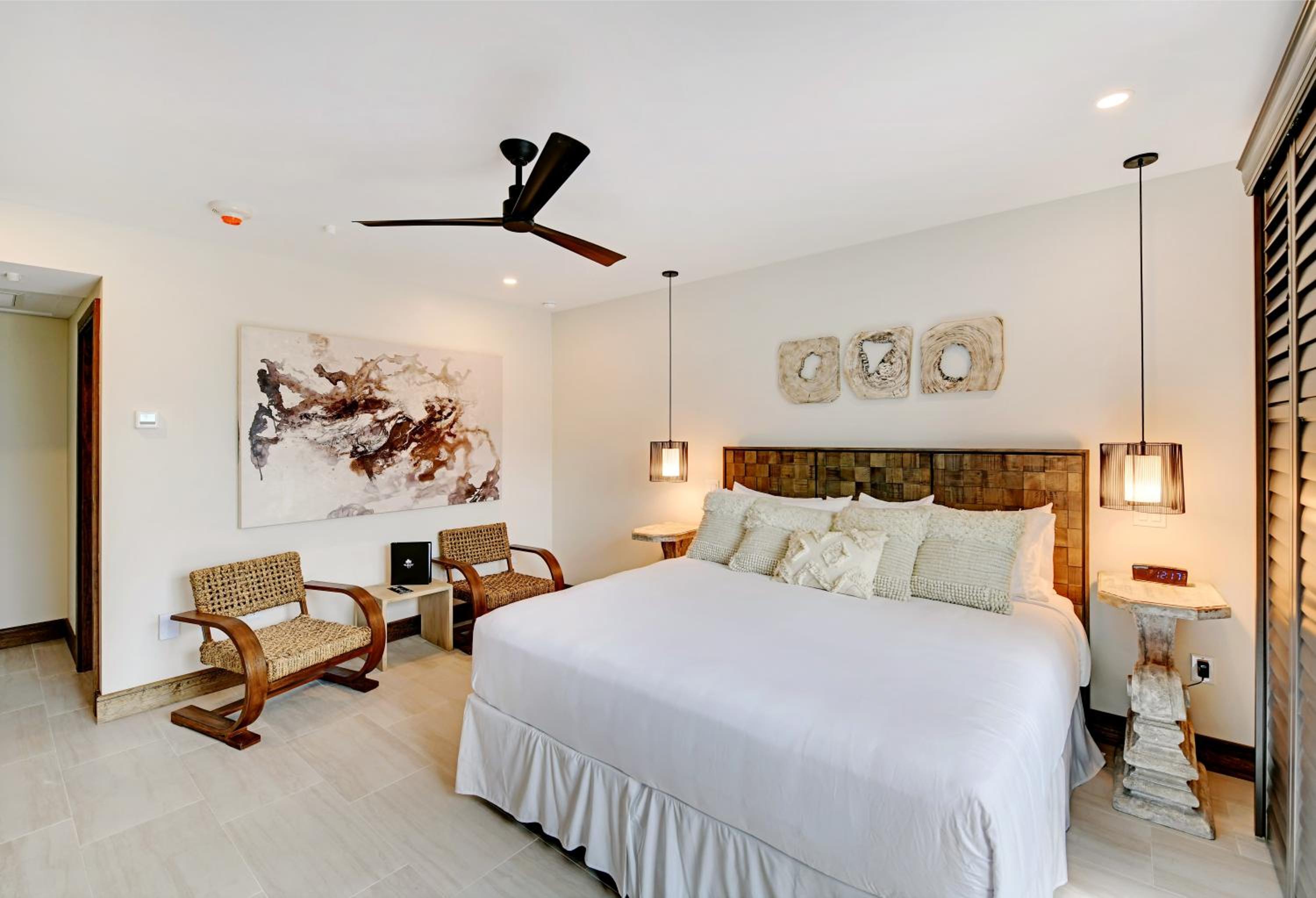 Island, King Bed