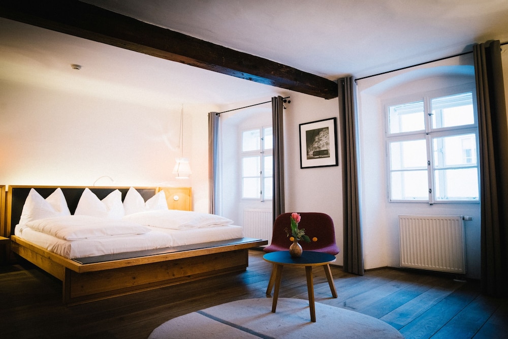 Medium, Queen Bed