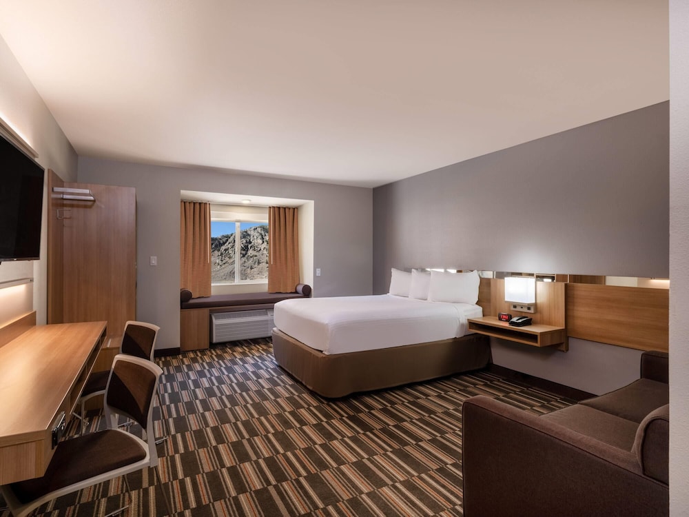 Suite, Queen Bed, Accessible