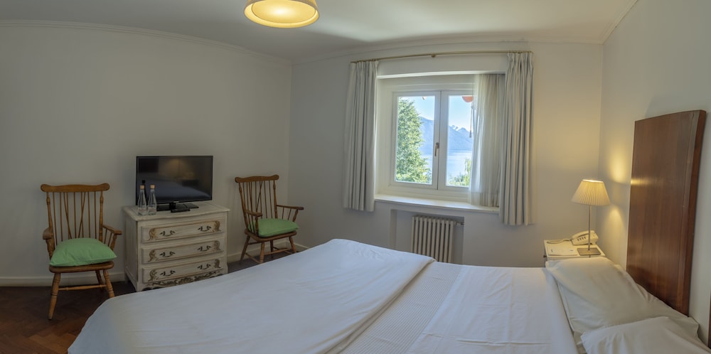 STANDARD, QUEEN BED, LAKE VIEW