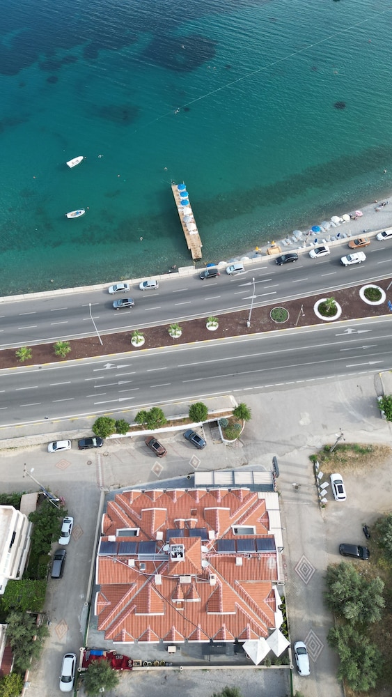 Lopera Beach Hotel 3/50