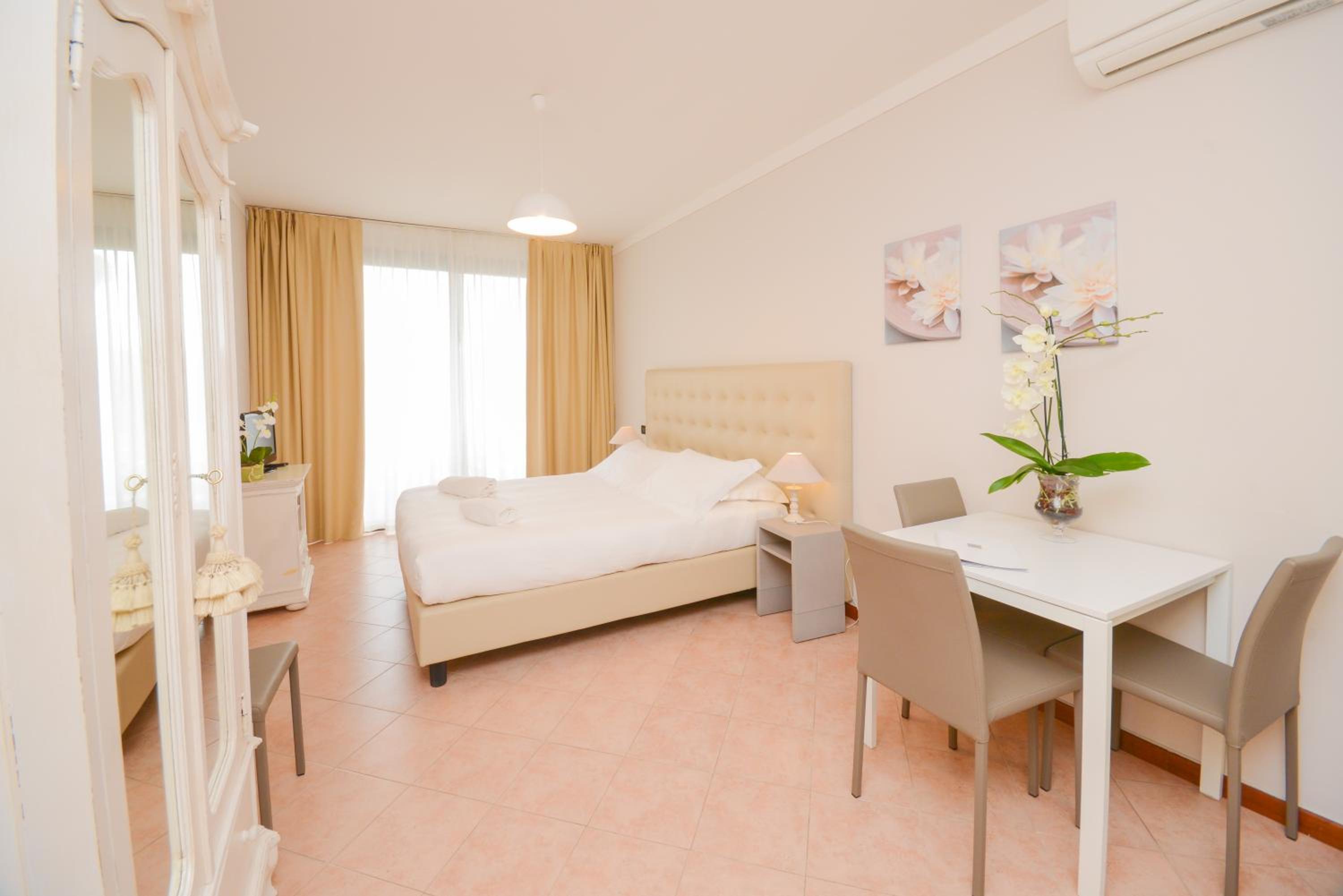 Studio, Queen Bed, Lake View
