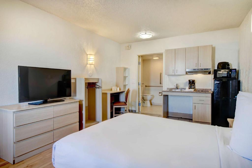 1 Full Bed Mobility Accessible Tub Non-Smoking Kitchen