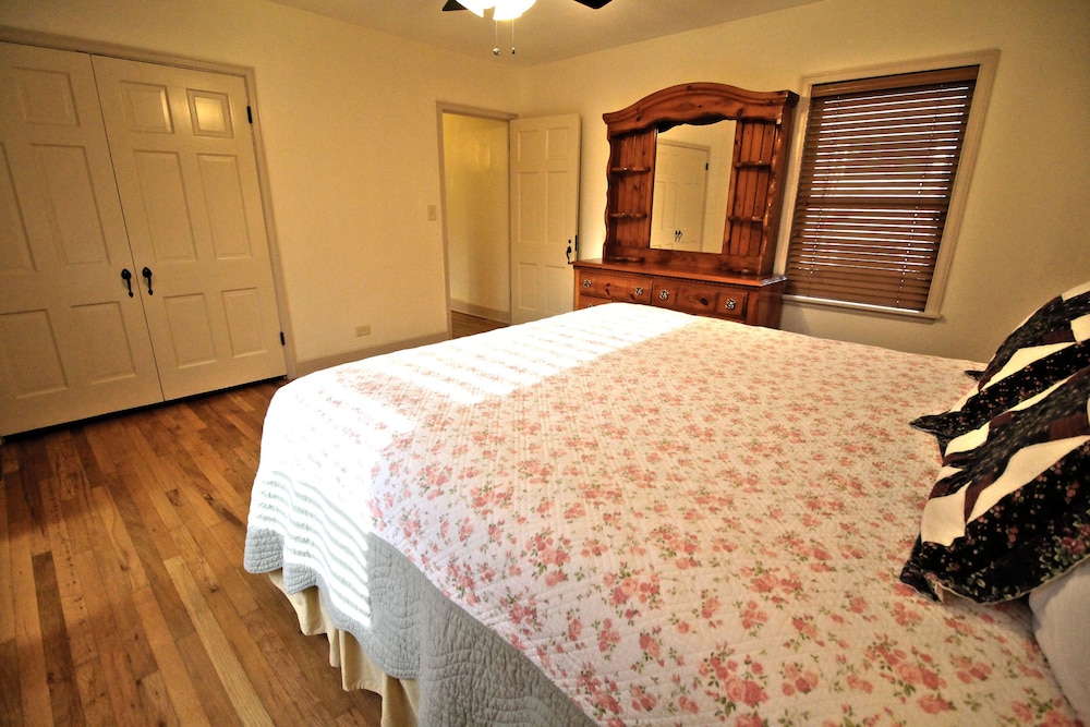 Peach Tree Inn & Suites 24/67