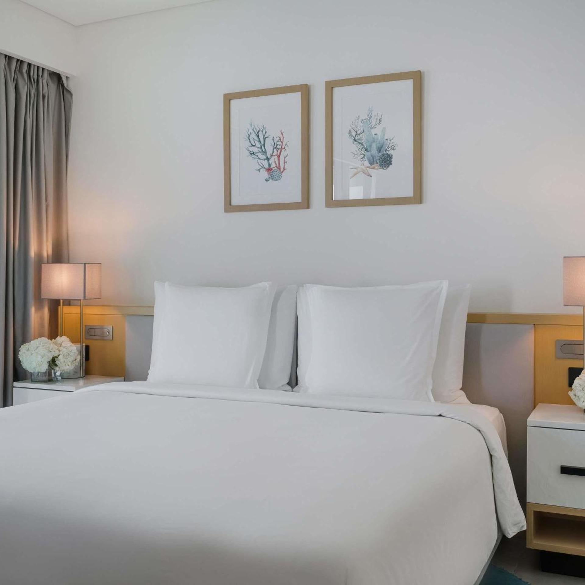 Suite, King Bed, Corner