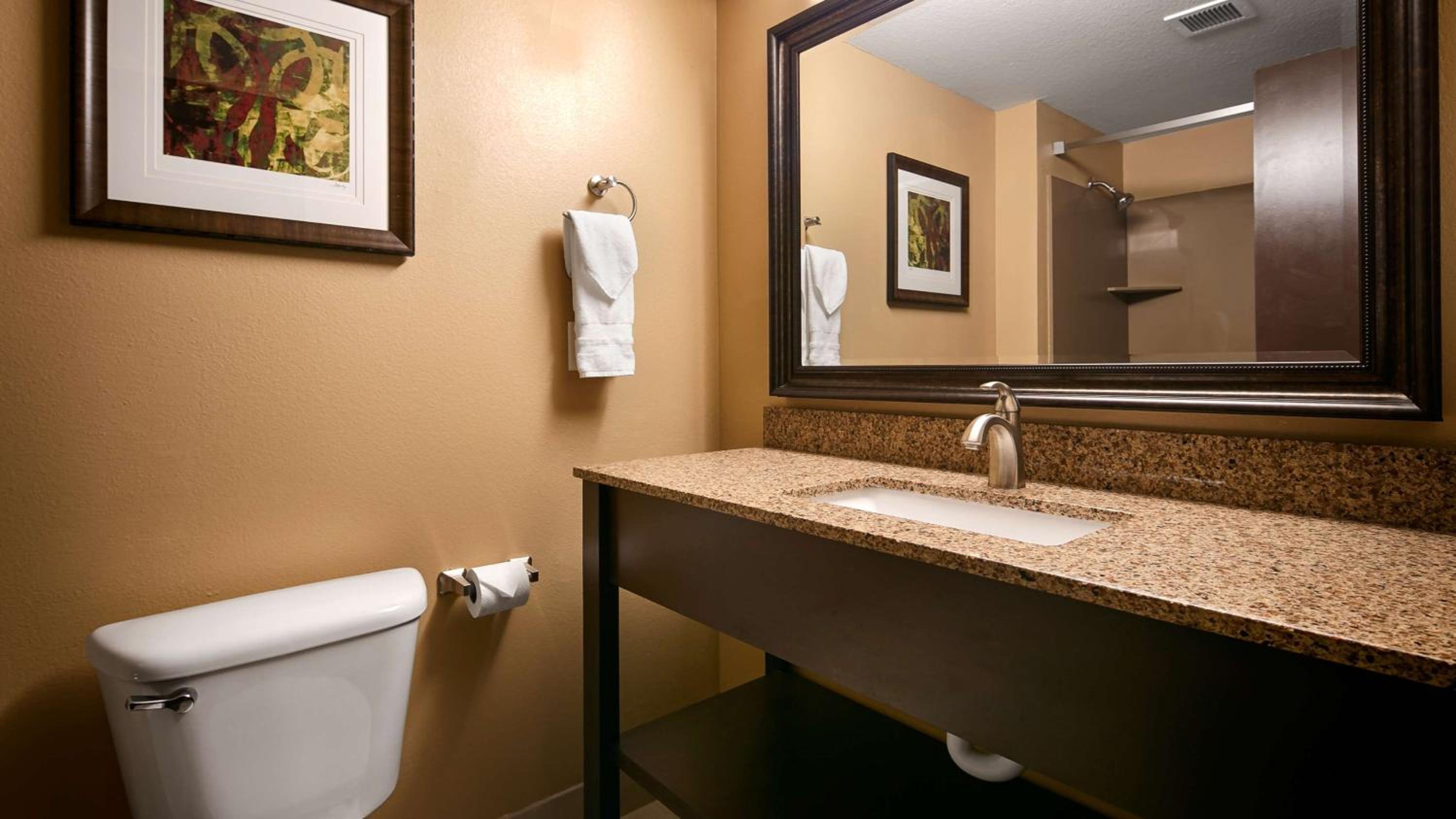 جناح بسرير كينج مع أريكة بجاكوزي، Best Western Woodland Inn 4/5