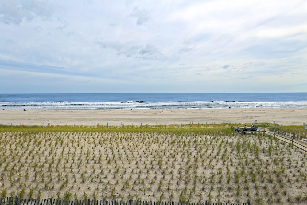 Drifting Sands Oceanfront Hotel 62/70