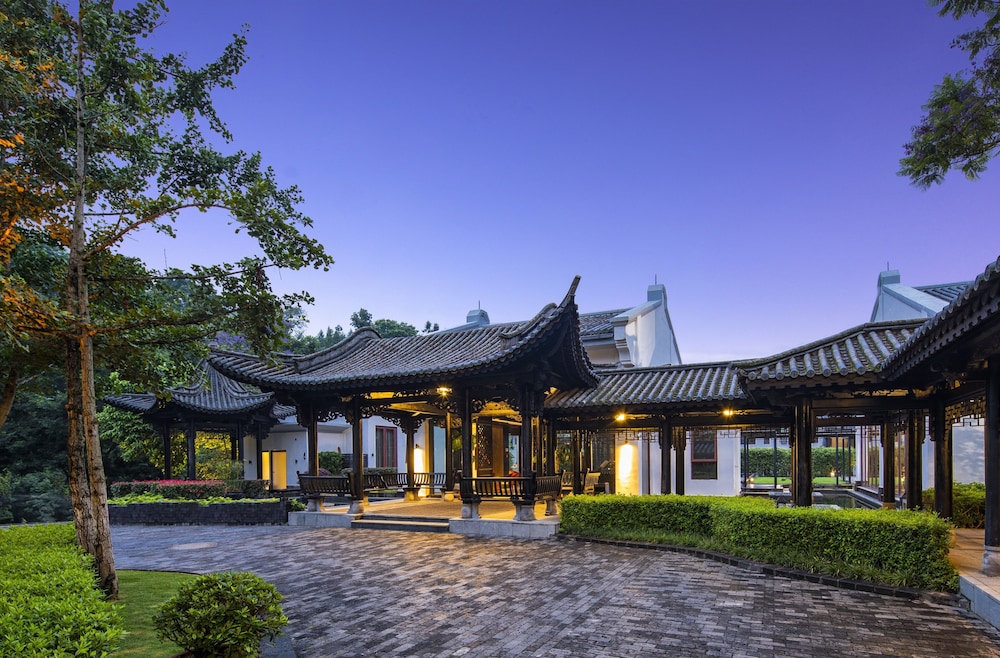 Banyan Tree Tengchong 4/81