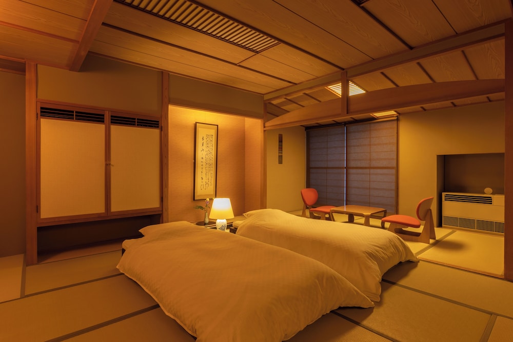 Japanese, 5 Futon Beds, Outdoor Bath