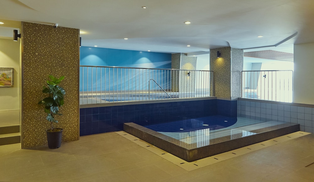Summit Hotel Greenhills 33/61