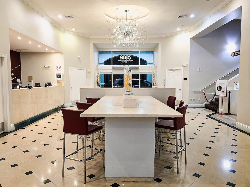 The Point Hotel & Suites 67/75