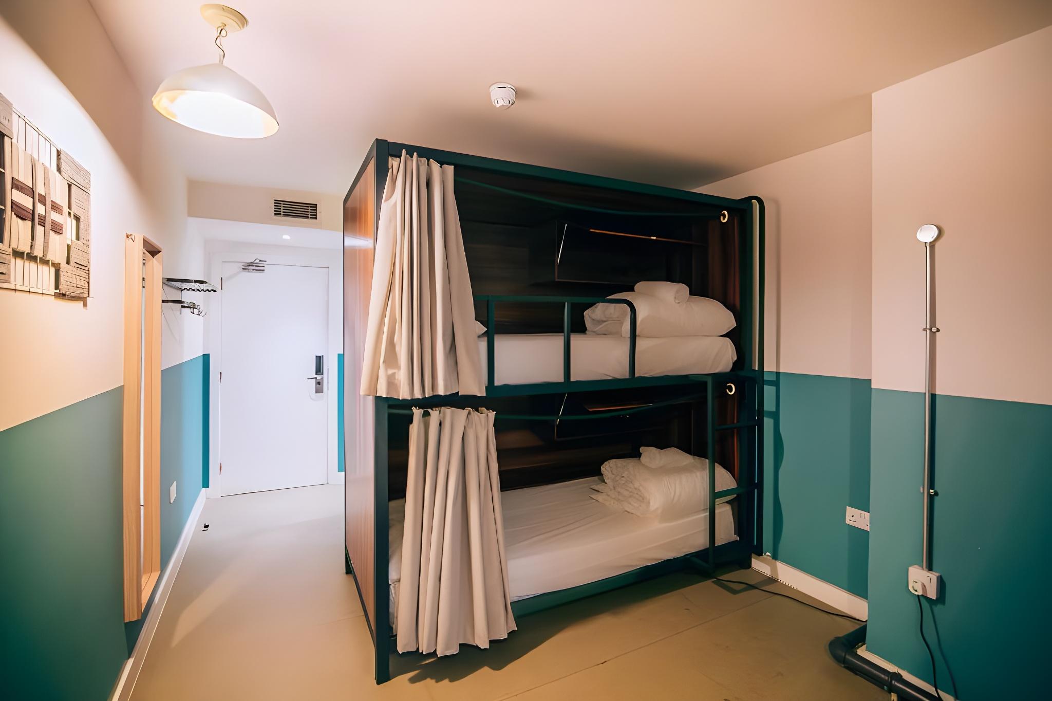 Room, Single, 2 Double Beds