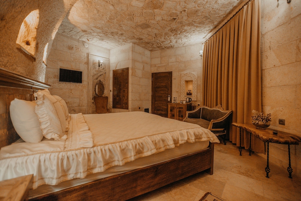 Serenus Cave Suites 12/50